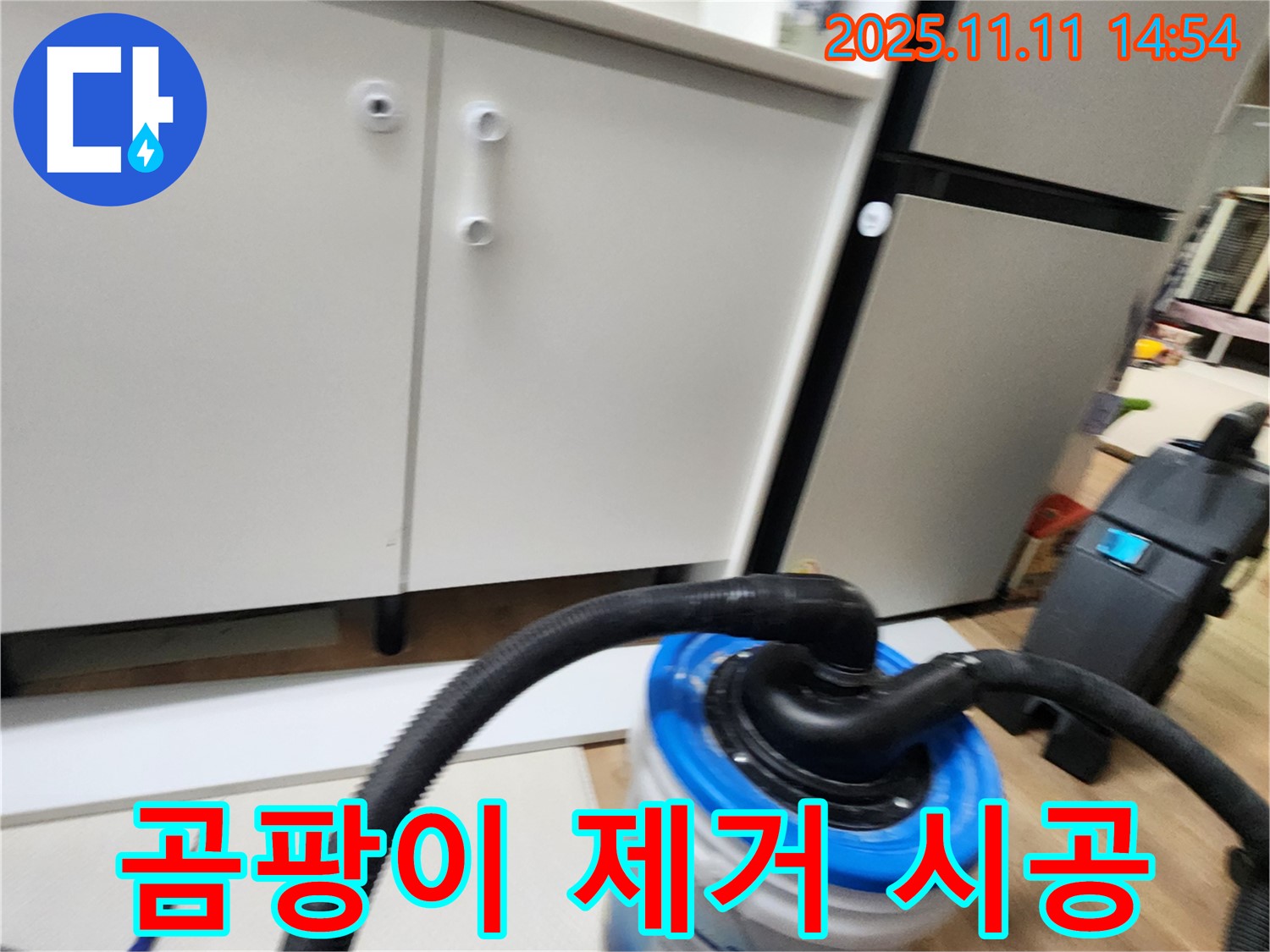 욕실 하부장 곰팡이 제거 및 방지 시공 - 꼼꼼하게 시공하여 재발 방지!