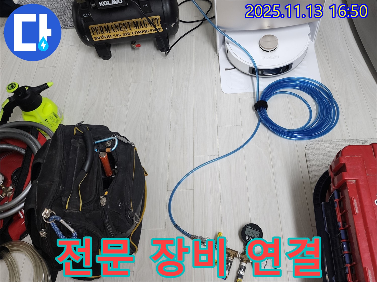 정확한 누수 탐지를 위해 전문 장비를 배관에 연결하고 있습니다 - 숙련된 기술로 신속하게 해결!