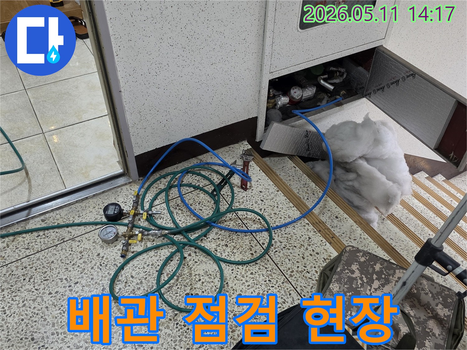 누수-탐지를-위해-압력-게이지와-호스-장비가-설치된-배관-주변-사진입니다