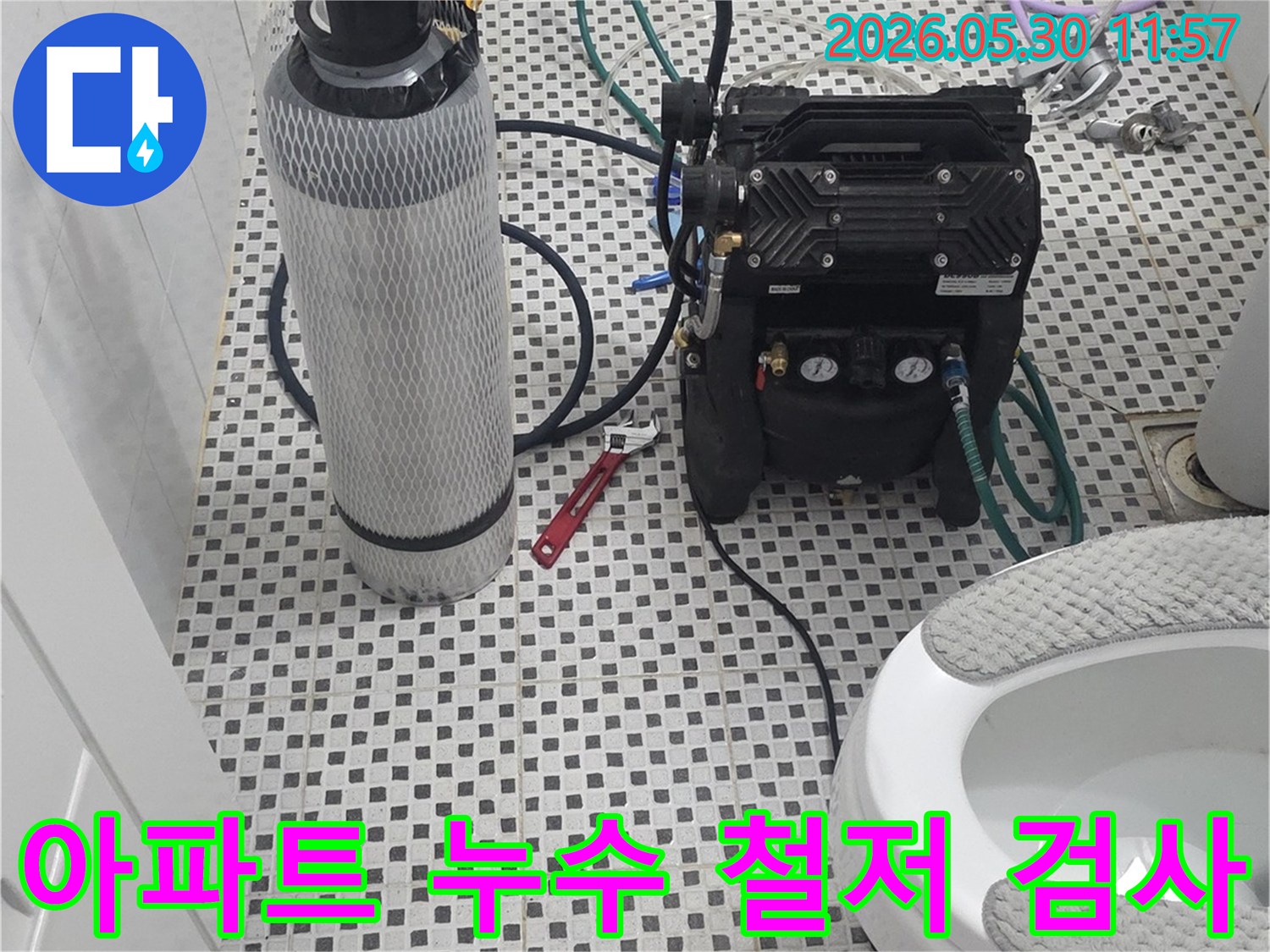 이 이미지는 노원구 상계동 아파트에서-누수-문제를 해결하기 위해-철저한 검사를-진행하는-전문 탐지 장비-사용-현장을-보여줍니다.