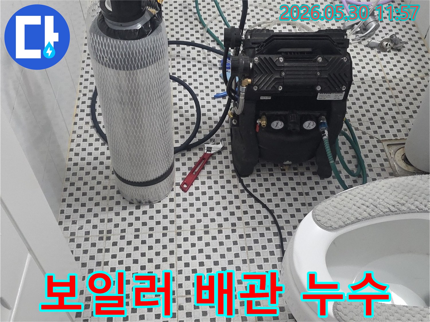 이 이미지는 상계주공7단지에서-보일러 배관 누수-문제를 해결하기 위해-정밀 탐지 장비를-사용하여-정확한-원인을-찾는-작업을-보여줍니다.