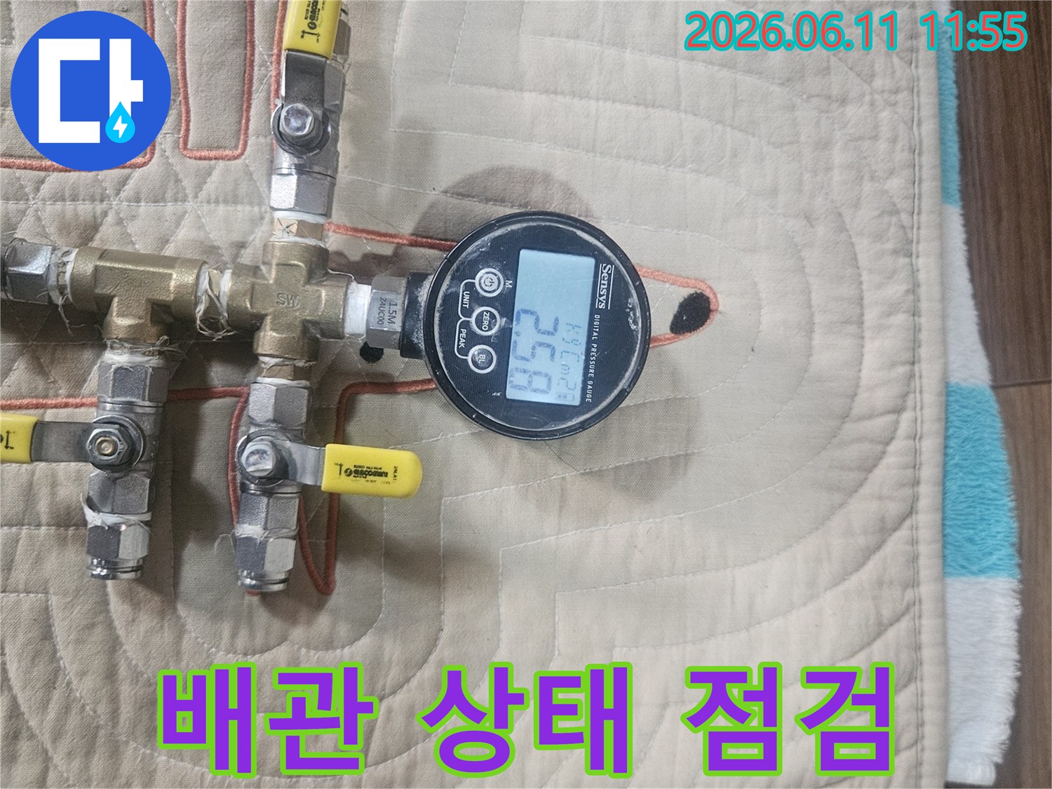 아파트-누수-현장에서-수도-배관의-압력-상태를-점검하기-위해-측정기를-연결한-모습