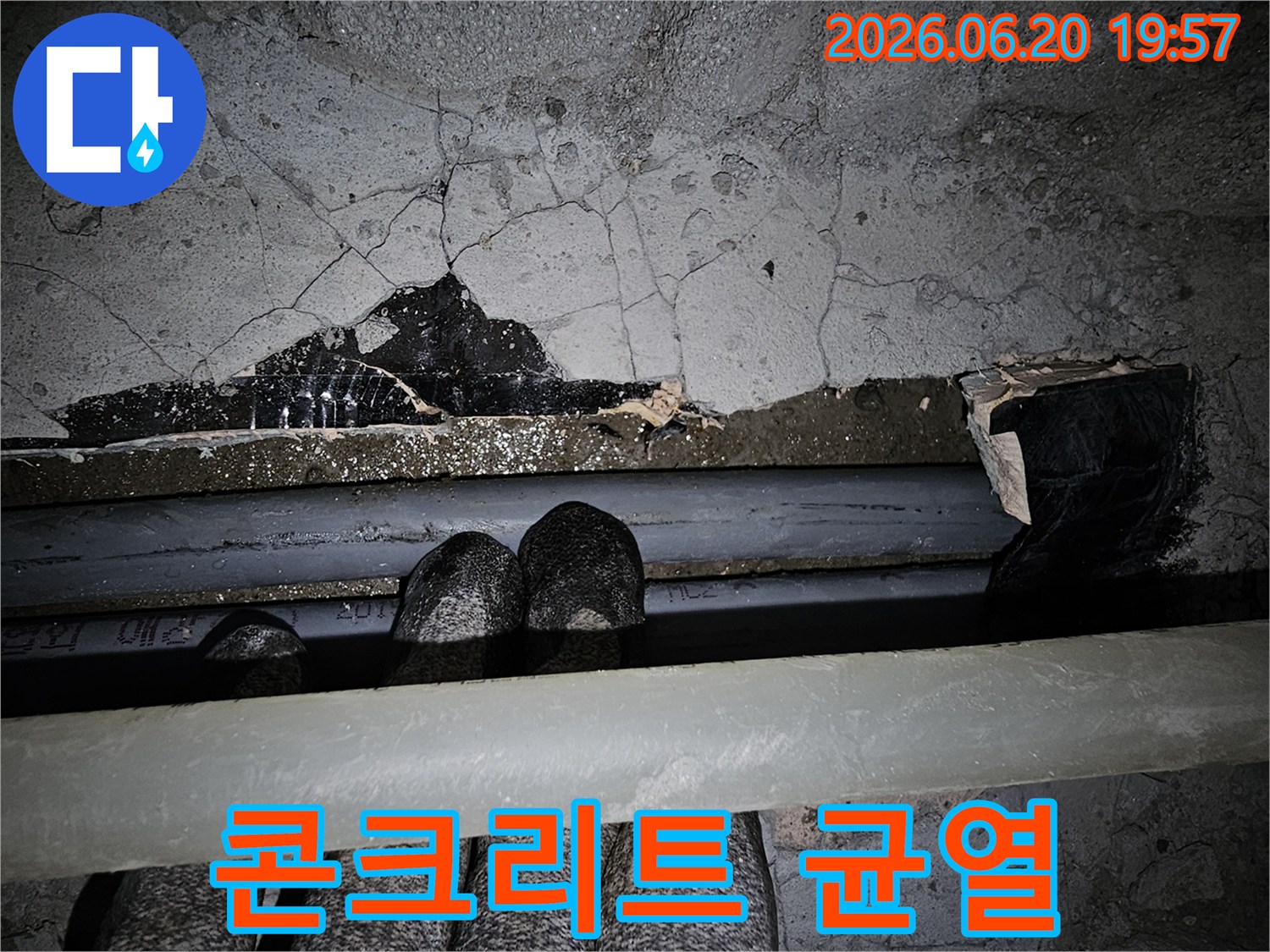이 사진은-오래된 천장에서-콘크리트가 갈라지고-물이 스며들어-구조적 손상이-진행 중인-모습을 담고 있습니다