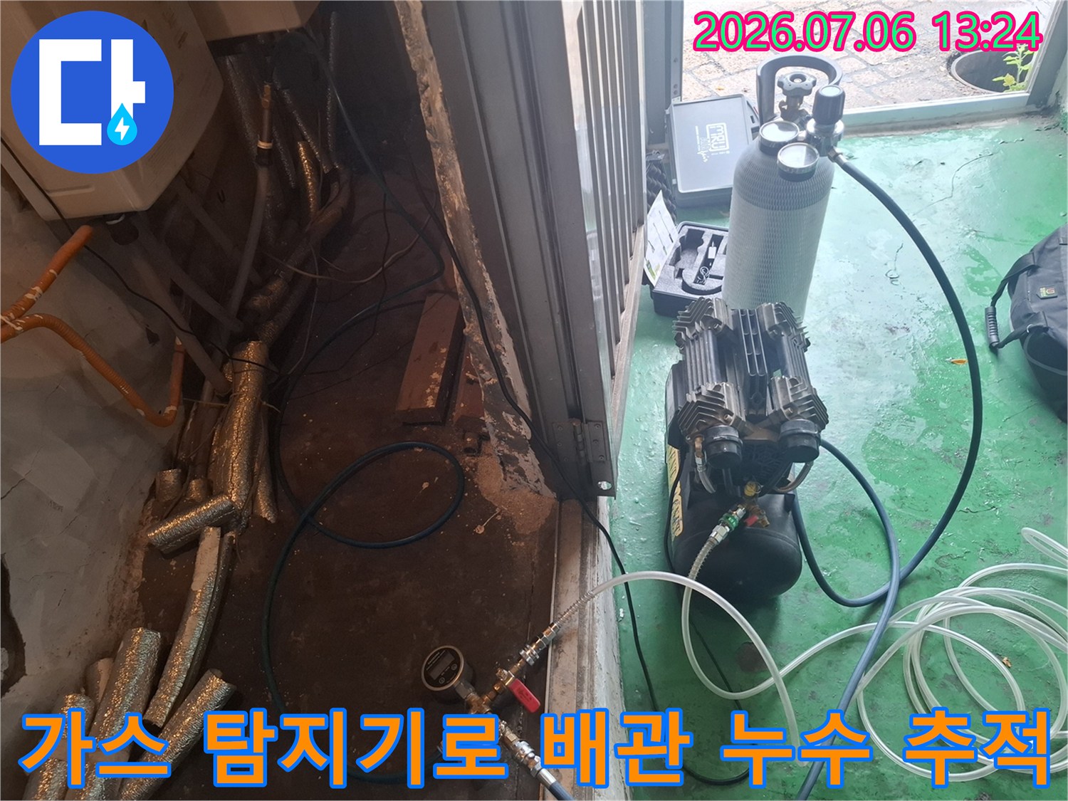 노란색 PPC 배관과 연결된 가스 검지 장비와 호스들