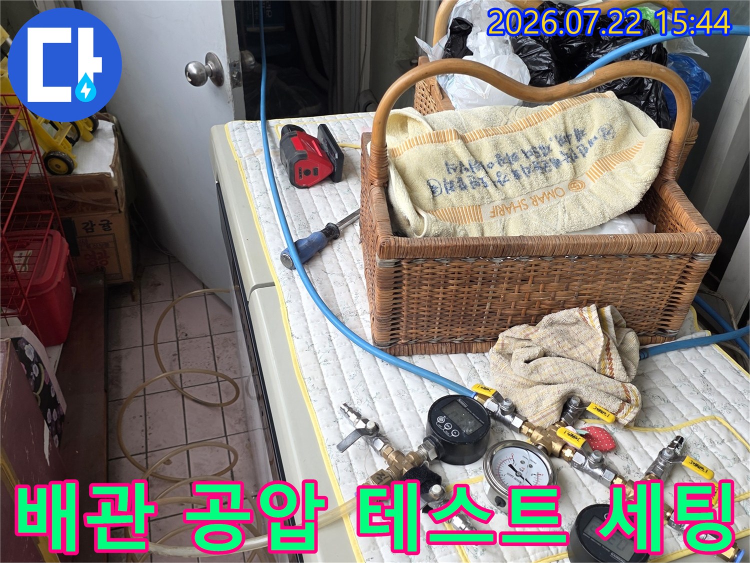 작업대 위에 배치된 누수 탐지용 압력 게이지와 각종 연결 부속들