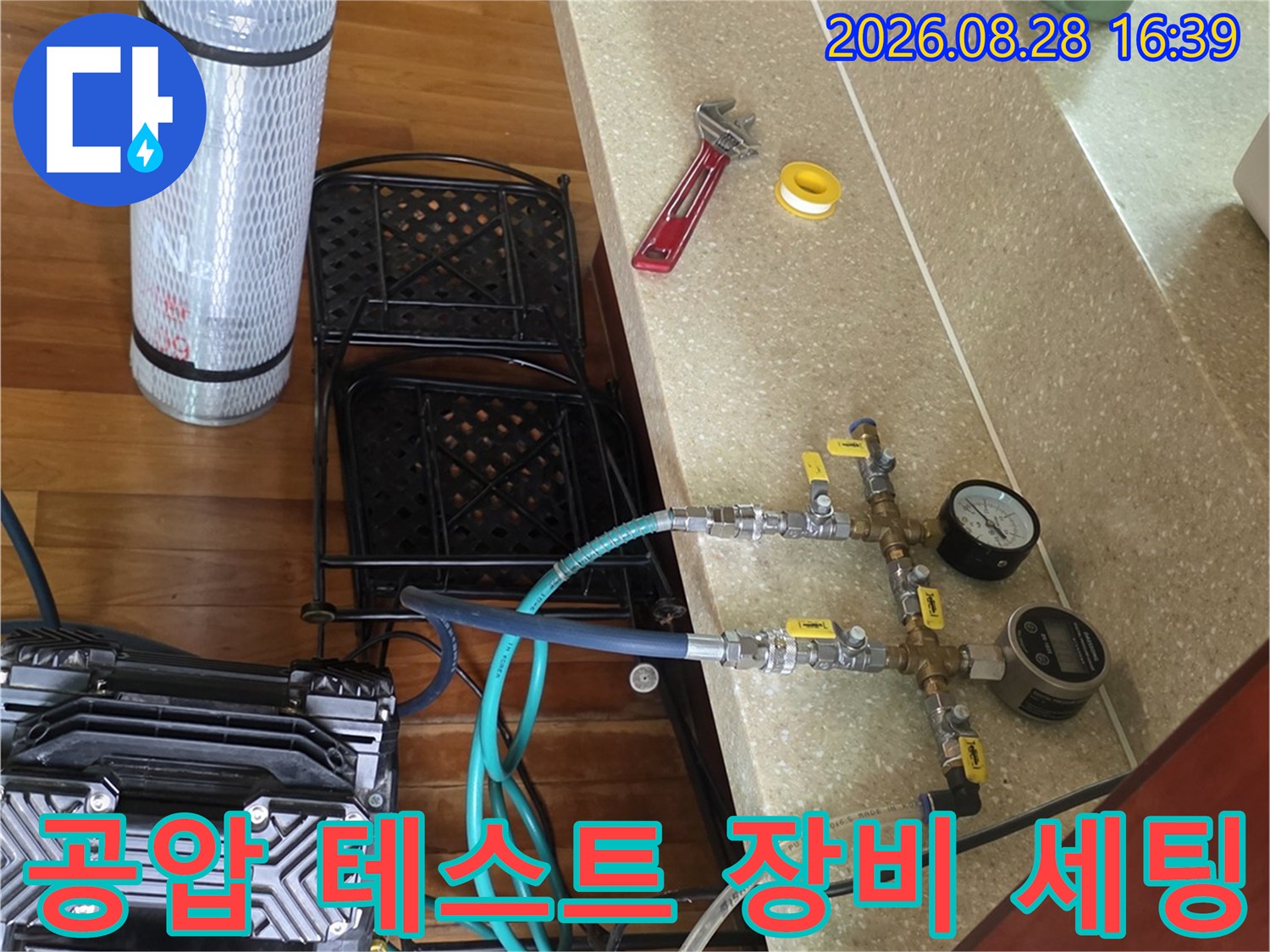 가스 탐지를 위해 준비된 공기 압력계와 가스 주입용 연결 부품들